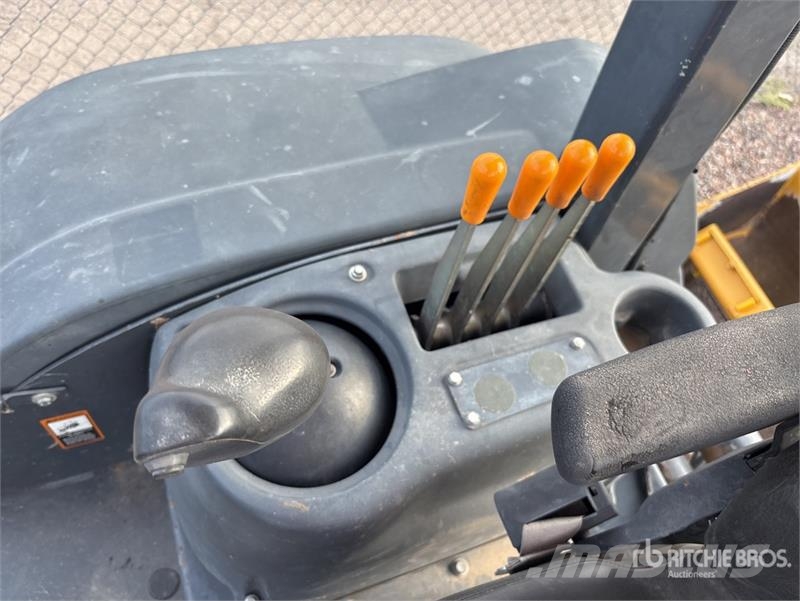 John Deere 210L 4x4 Landscape Loader Radlader