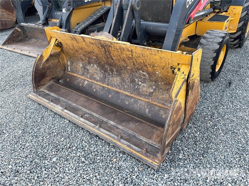 John Deere 210L 4x4 Landscape Loader لوادر بعجل