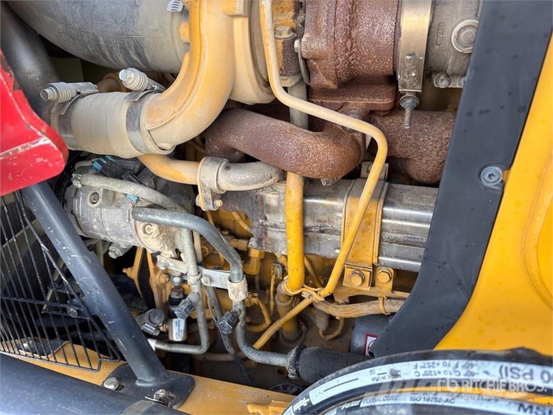 John Deere 210L 4x4 Landscape Loader لوادر بعجل