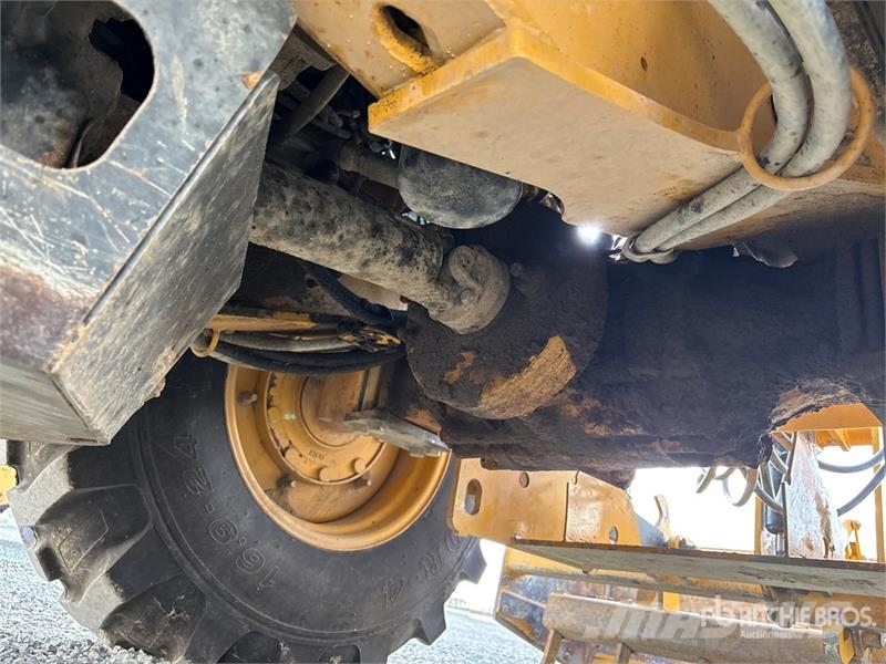 John Deere 210L 4x4 Landscape Loader لوادر بعجل