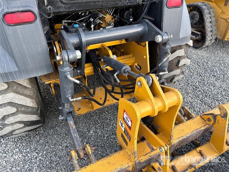 John Deere 210L 4x4 Landscape Loader لوادر بعجل