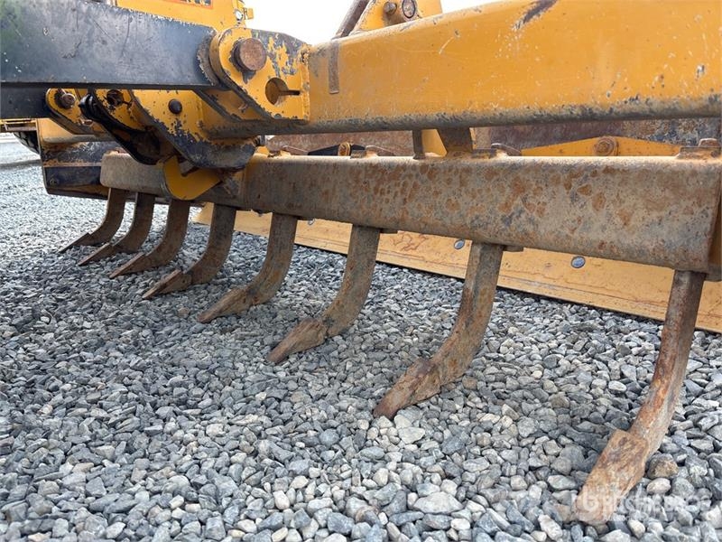 John Deere 210L 4x4 Landscape Loader لوادر بعجل