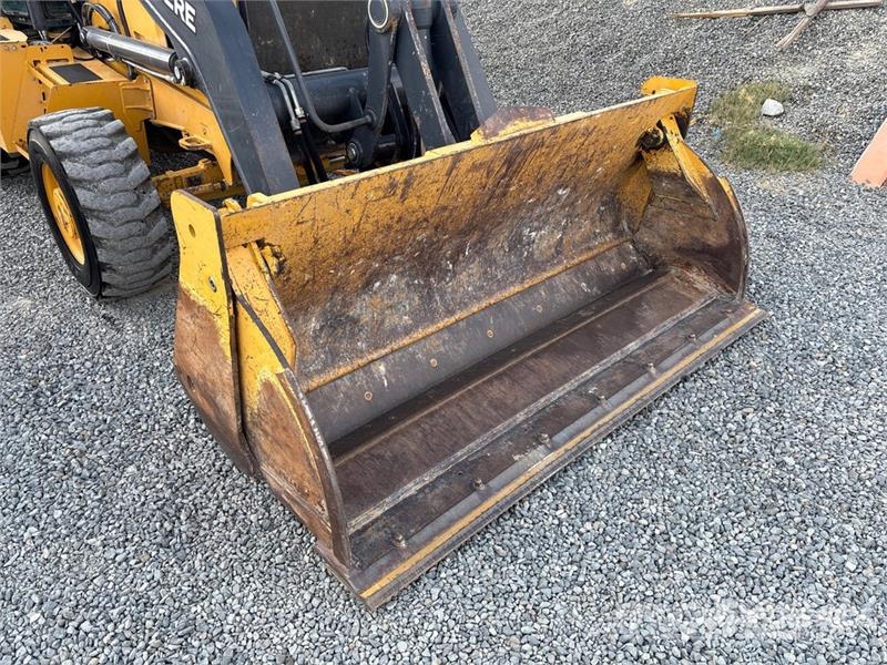John Deere 210L 4x4 Landscape Loader لوادر بعجل