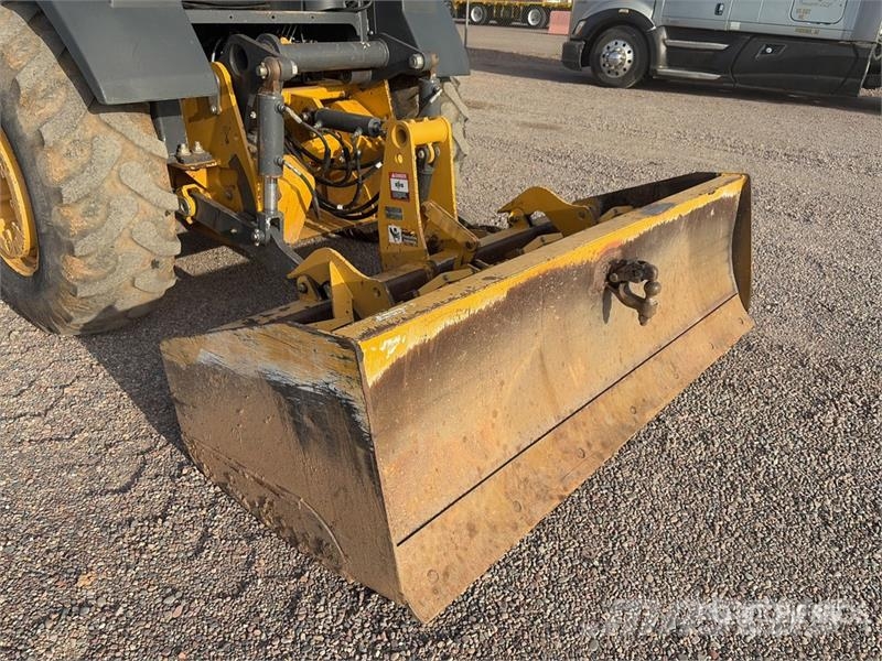 John Deere 210L EP 4x4 Landscape Loader Фронтальні навантажувачі