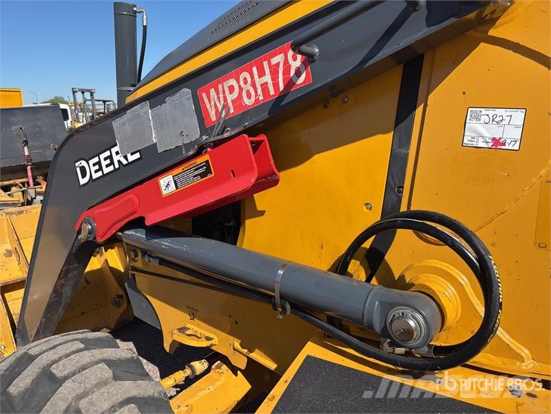 John Deere 210L EP 4x4 Landscape Loader Gumikerekes homlokrakodók