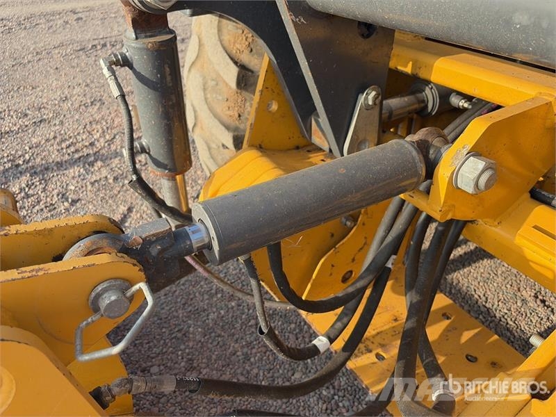 John Deere 210L EP 4x4 Landscape Loader Фронтальні навантажувачі
