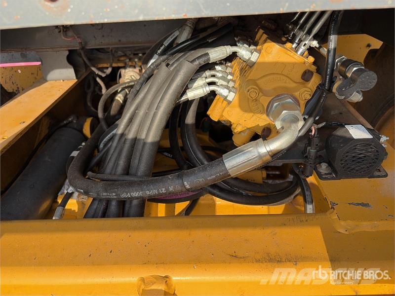 John Deere 210L EP 4x4 Landscape Loader Фронтальні навантажувачі