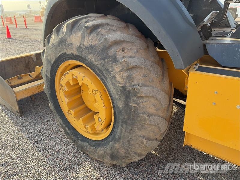 John Deere 210L EP 4x4 Landscape Loader Фронтальні навантажувачі