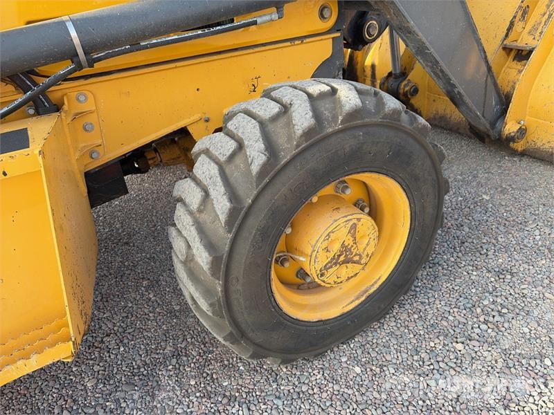 John Deere 210L EP 4x4 Landscape Loader Фронтальні навантажувачі
