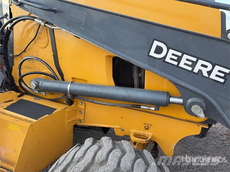 John Deere 210L EP 4x4 Landscape Loader Kolesni nakladalci
