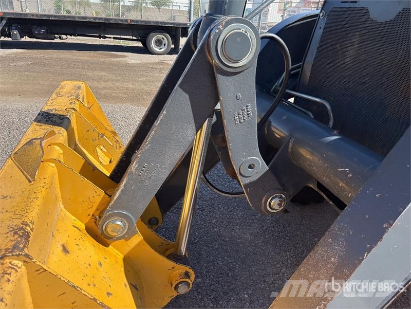 John Deere 210L EP 4x4 Landscape Loader Gumikerekes homlokrakodók