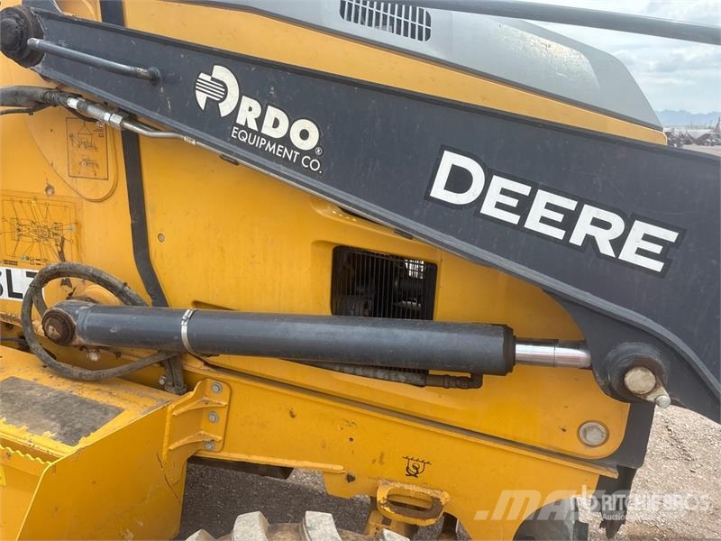 John Deere 210L EP 4x4 Landscape Loader Kolesni nakladalci