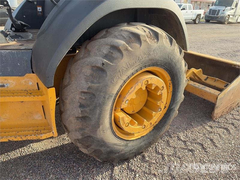 John Deere 210L EP 4x4 Landscape Loader Фронтальні навантажувачі