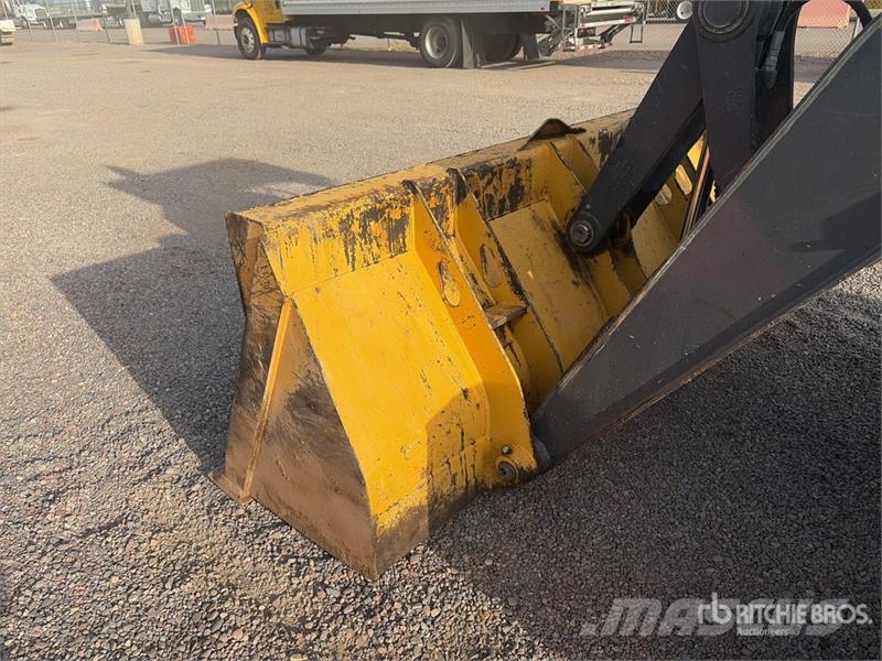 John Deere 210L EP 4x4 Landscape Loader Фронтальні навантажувачі
