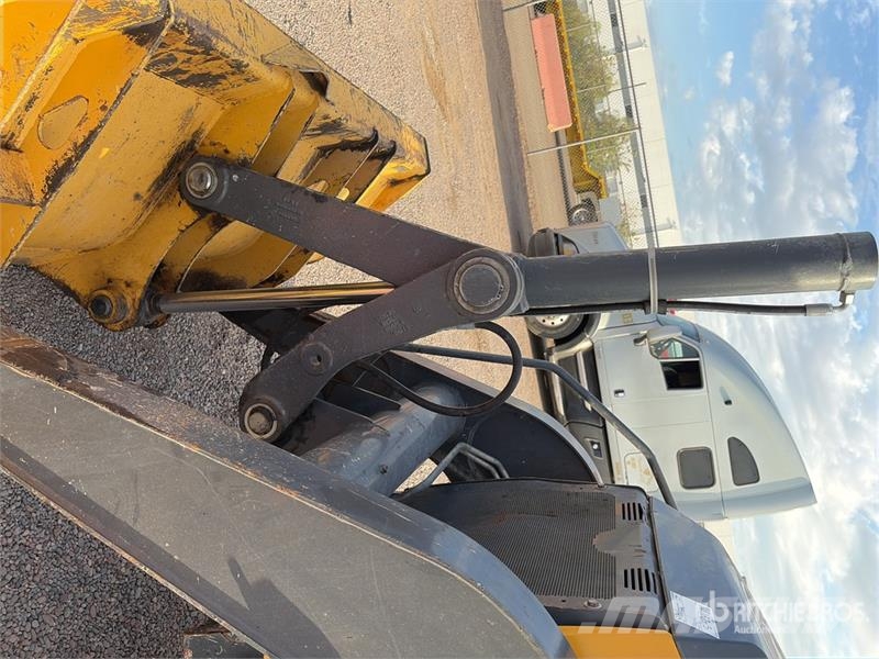 John Deere 210L EP 4x4 Landscape Loader Фронтальні навантажувачі