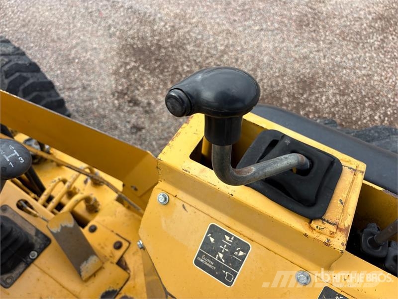 John Deere 210LE Фронтальні навантажувачі