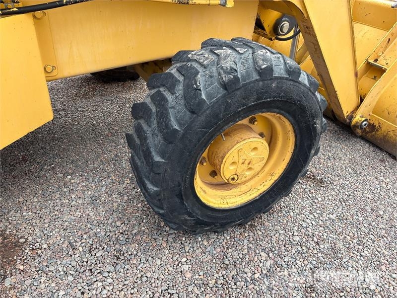 John Deere 210LE Фронтальні навантажувачі