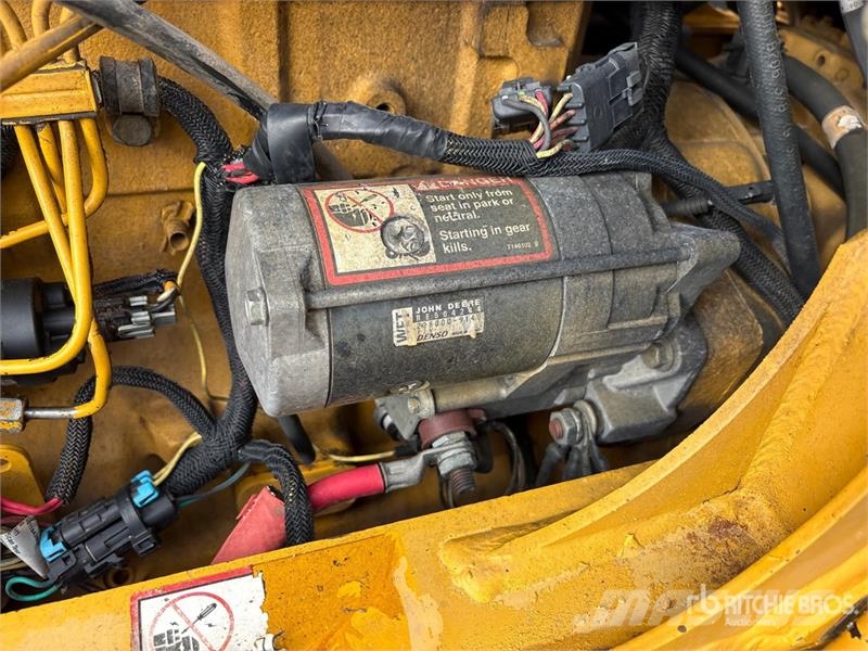 John Deere 210LE Фронтальні навантажувачі