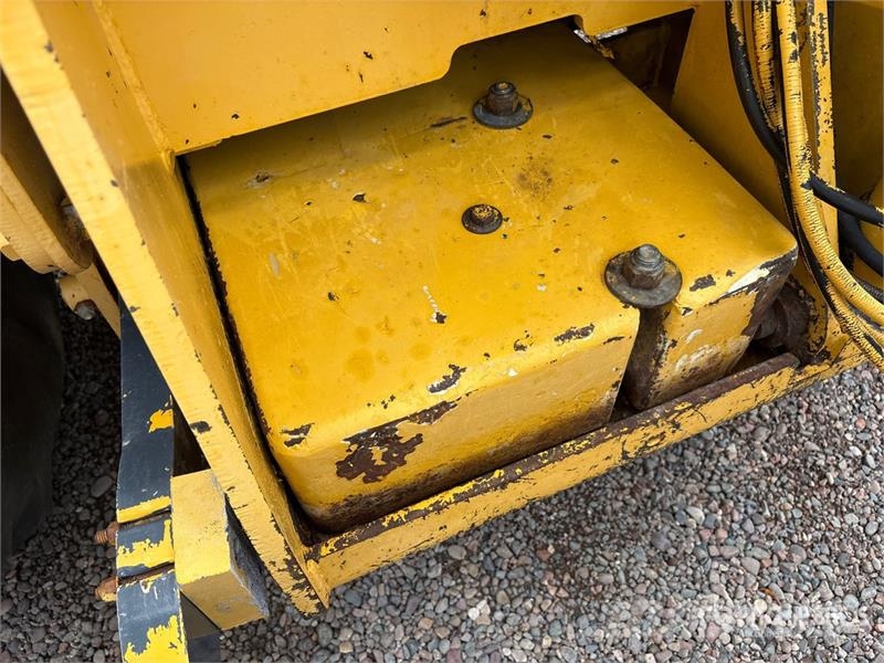 John Deere 210LE Фронтальні навантажувачі