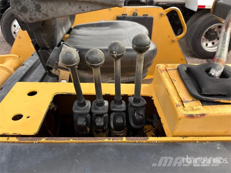 John Deere 210LE Фронтальні навантажувачі