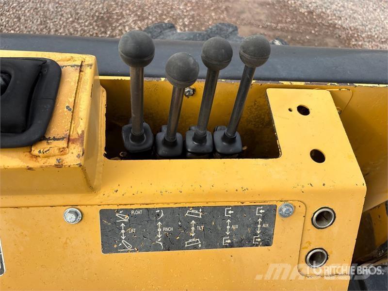 John Deere 210LE Фронтальні навантажувачі