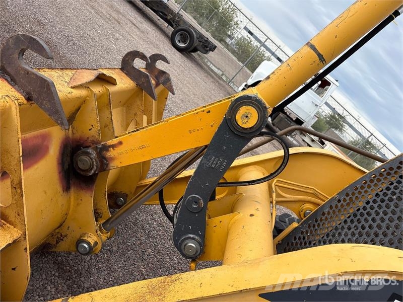 John Deere 210LE Фронтальні навантажувачі