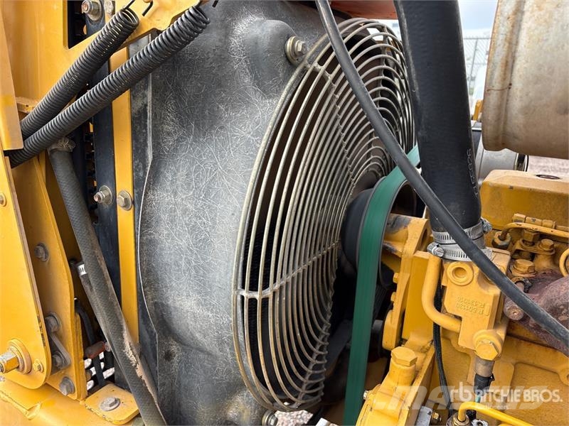 John Deere 210LE Фронтальні навантажувачі