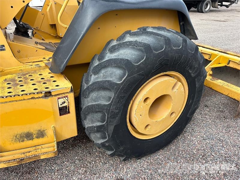 John Deere 210LE Фронтальні навантажувачі