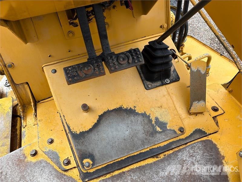 John Deere 210LE Фронтальні навантажувачі