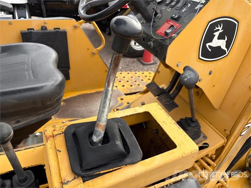 John Deere 210LE Фронтальні навантажувачі