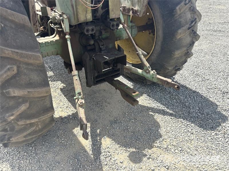 John Deere 2WD Tractor (Inoperable) Traktoriai