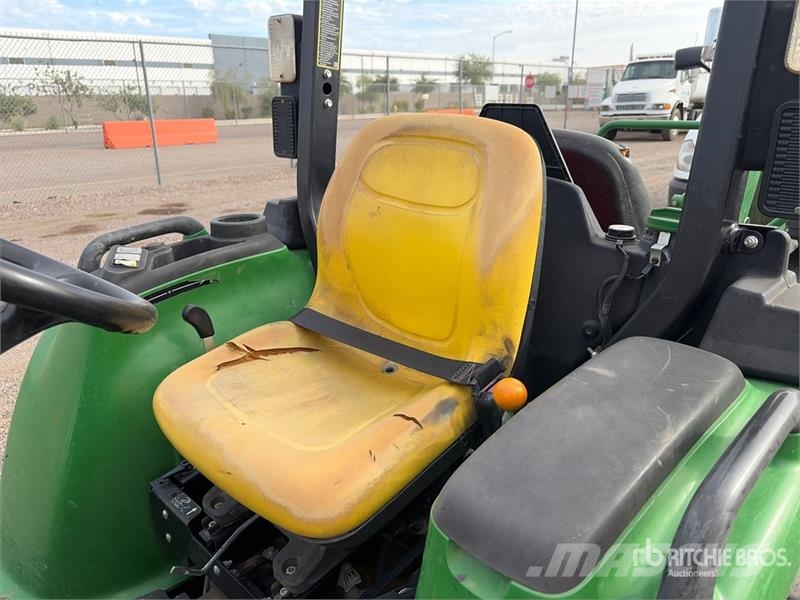 John Deere 3032E 4WD Utility Tractor Tractores compactos