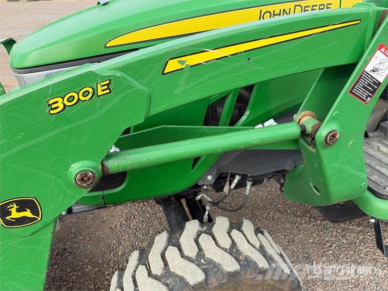 John Deere 3032E 4WD Utility Tractor Tractores compactos
