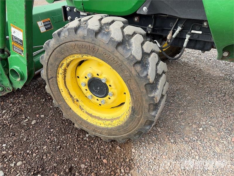 John Deere 3032E 4WD Utility Tractor Tractores compactos