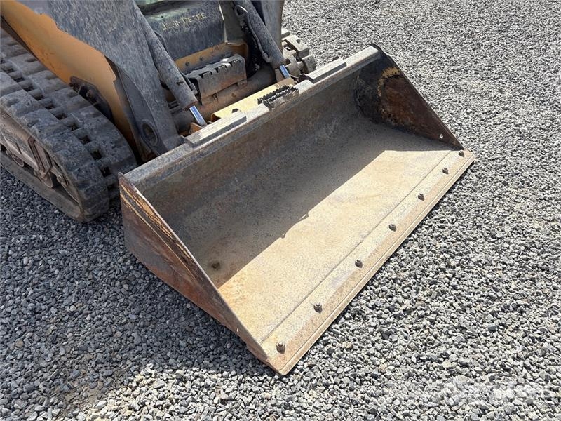 John Deere 325G Skid steer loaders