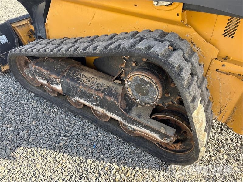 John Deere 325G لوادر انزلاقية التوجيه