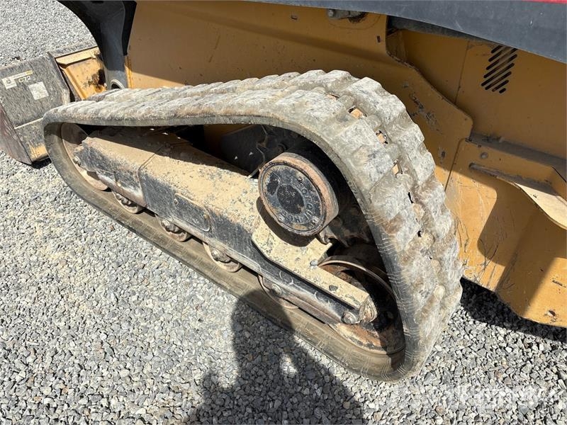 John Deere 325G Skid steer loaders