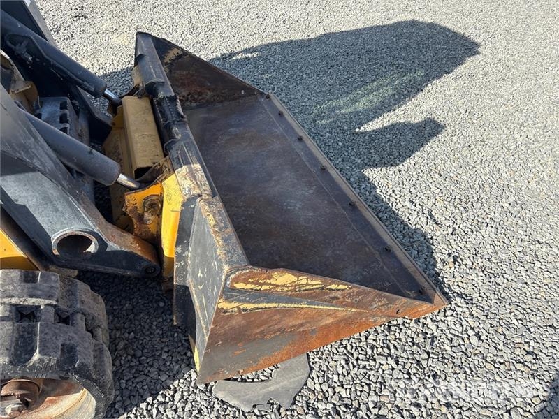 John Deere 325G لوادر انزلاقية التوجيه