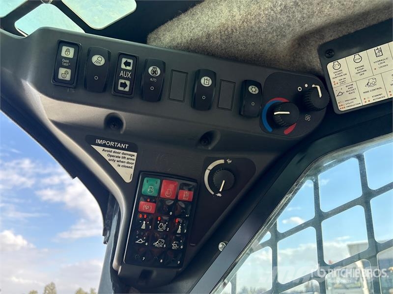 John Deere 325G لوادر انزلاقية التوجيه