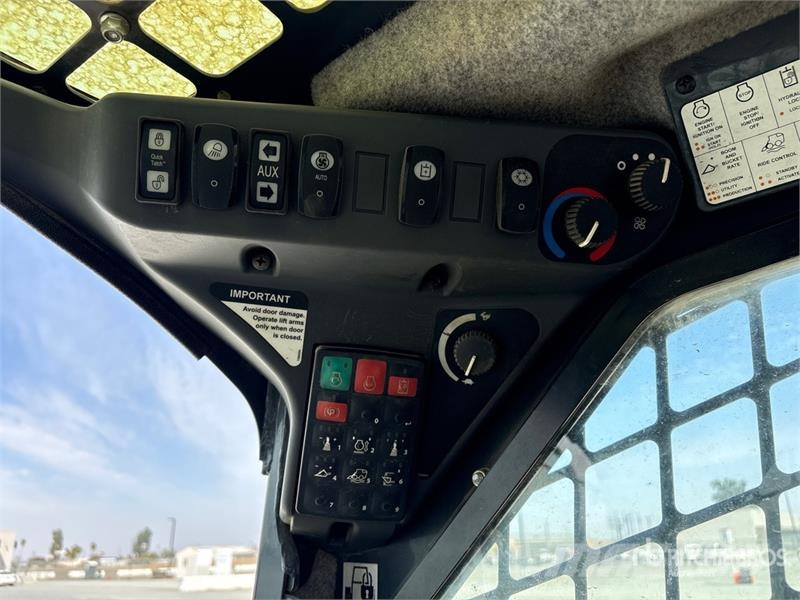 John Deere 325G Skid steer loaders