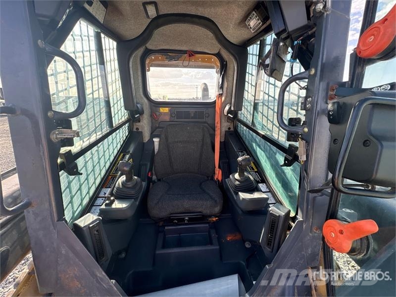 John Deere 325G لوادر انزلاقية التوجيه