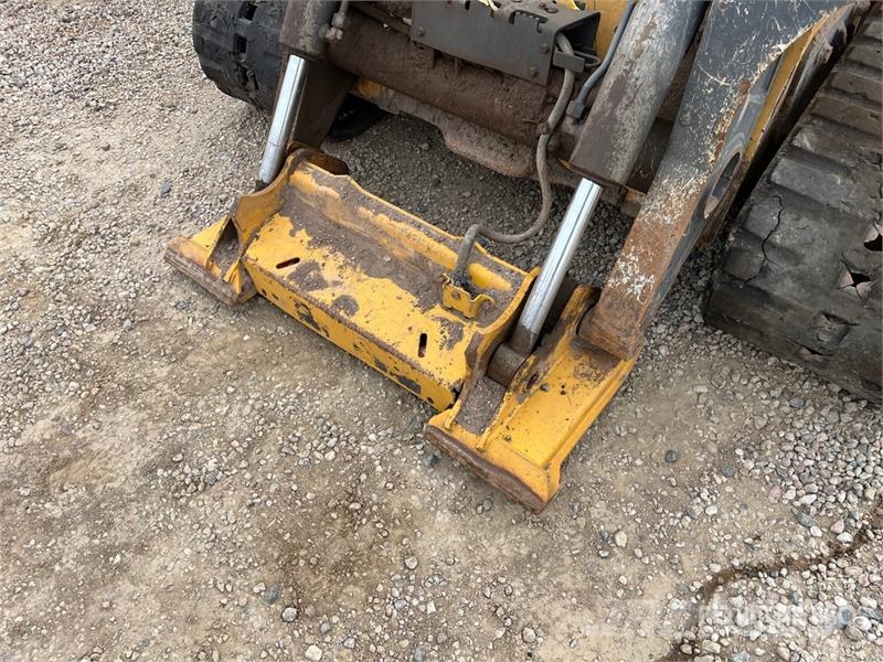 John Deere 331G スキッドステアローダー