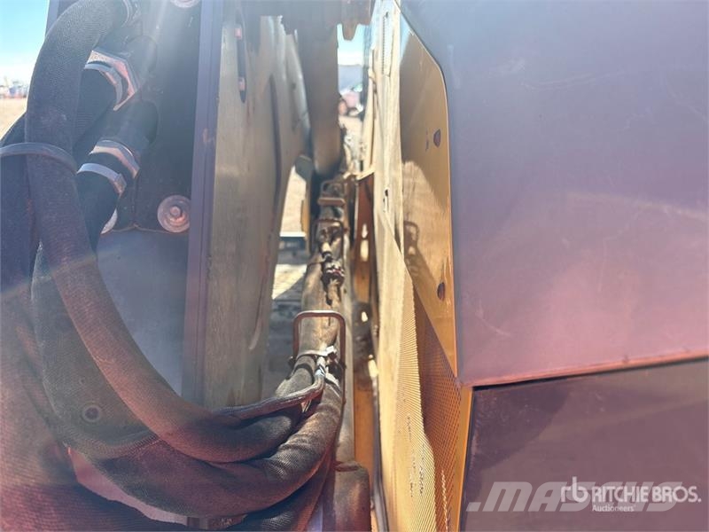 John Deere 331G لوادر انزلاقية التوجيه
