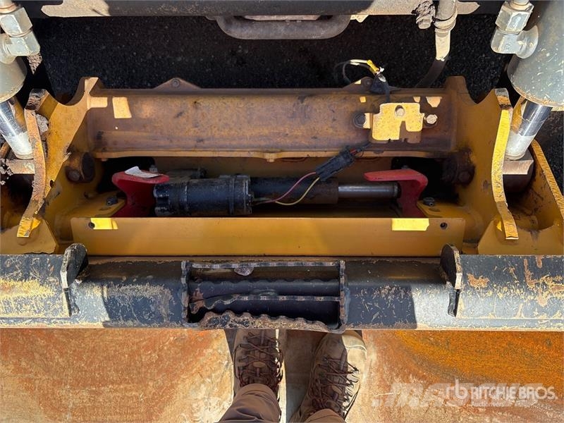 John Deere 331G لوادر انزلاقية التوجيه