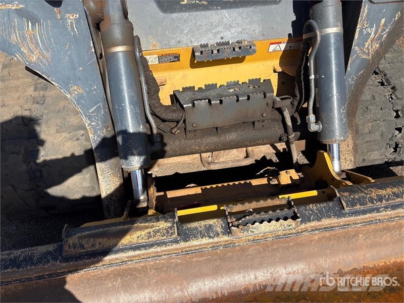 John Deere 331G لوادر انزلاقية التوجيه