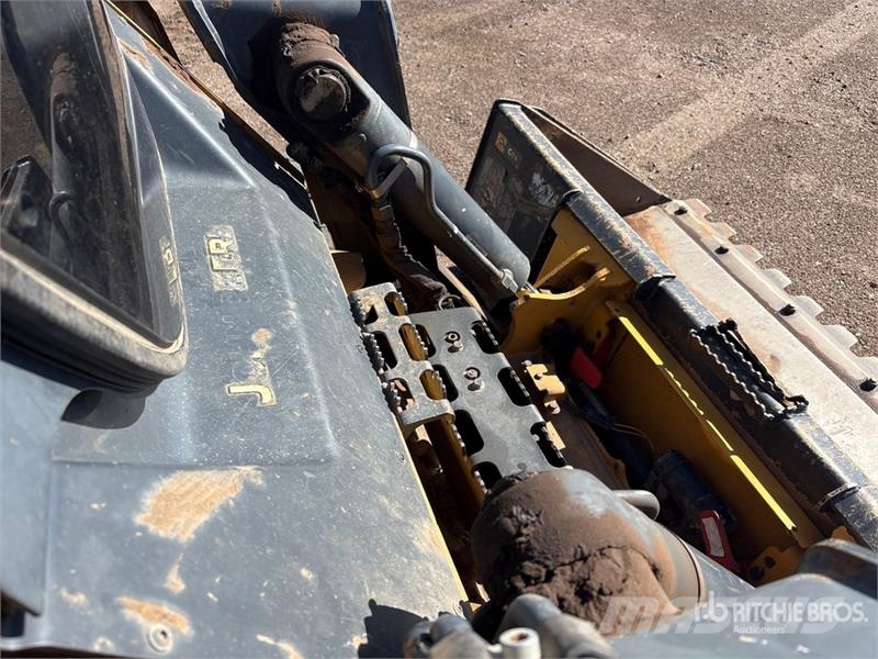 John Deere 331G لوادر انزلاقية التوجيه