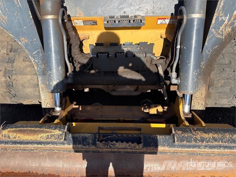 John Deere 331G لوادر انزلاقية التوجيه