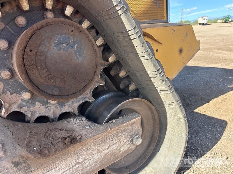 John Deere 331G لوادر انزلاقية التوجيه