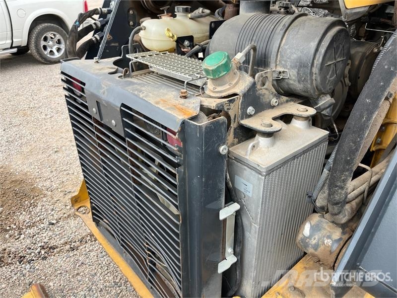 John Deere 331G スキッドステアローダー