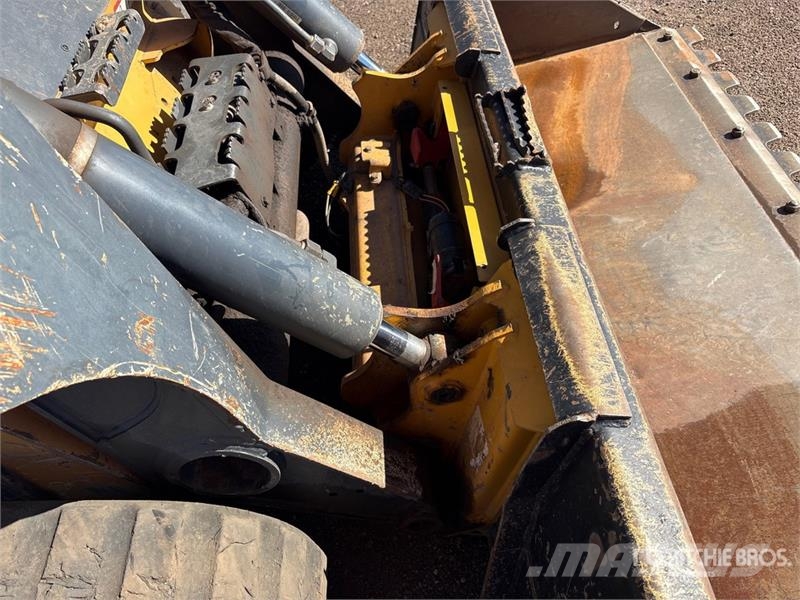 John Deere 331G لوادر انزلاقية التوجيه